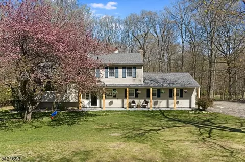 16 Crest Dr, Long Valley, NJ 07853