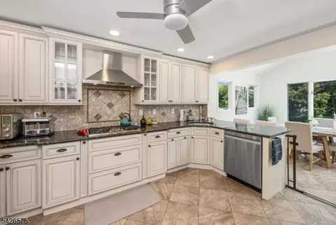 440 Yuhas Dr, Paramus, NJ 07652 photo 8