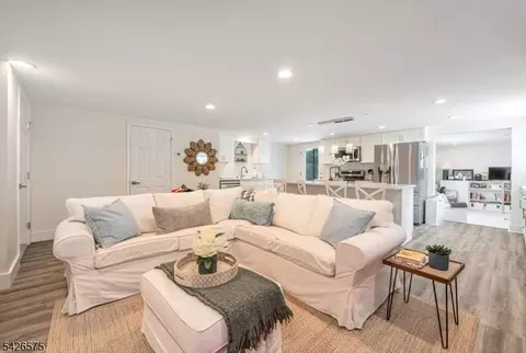 440 Yuhas Dr, Paramus, NJ 07652 photo 15
