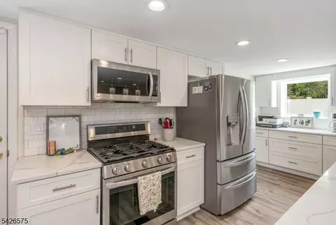 440 Yuhas Dr, Paramus, NJ 07652 photo 17