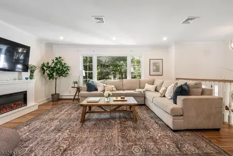 440 Yuhas Dr, Paramus, NJ 07652 photo 3