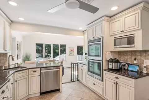 440 Yuhas Dr, Paramus, NJ 07652 photo 9