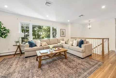 440 Yuhas Dr, Paramus, NJ 07652 photo 2