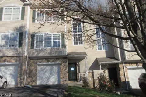 95 Pinehurst Dr, Washington, NJ 07882