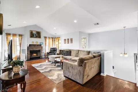 123 Chariot Ct, Piscataway, NJ 08854