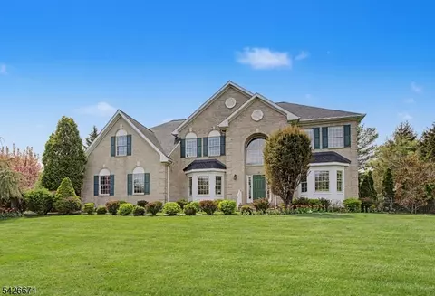 39 Briarwood Dr E, Warren, NJ 07059