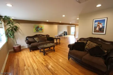 7 Stuart St, Waldwick, NJ 07463 photo 5