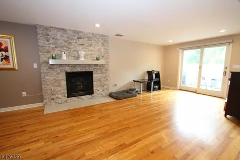 7 Stuart St, Waldwick, NJ 07463 photo 9