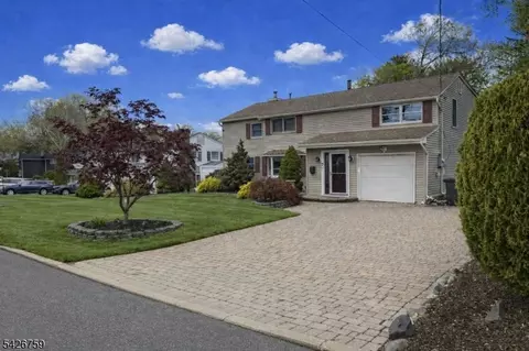 7 Stuart St, Waldwick, NJ 07463 photo 2