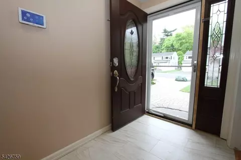 7 Stuart St, Waldwick, NJ 07463 photo 4
