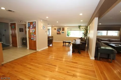 Entry Way - 7 Stuart St, Waldwick, NJ 07463 photo 2 of 2