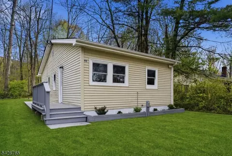 46 Wildwood Rd, Oak Ridge, NJ 07438
