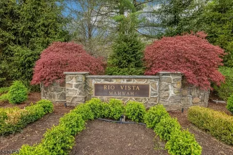 2 Crocker Mansion Dr, Mahwah, NJ 07430