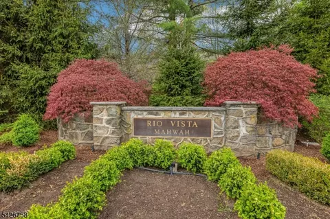 2 Crocker Mansion Dr, Mahwah, NJ 07430