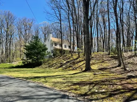 32 Saint Bernards Rd, Wharton, NJ 07885