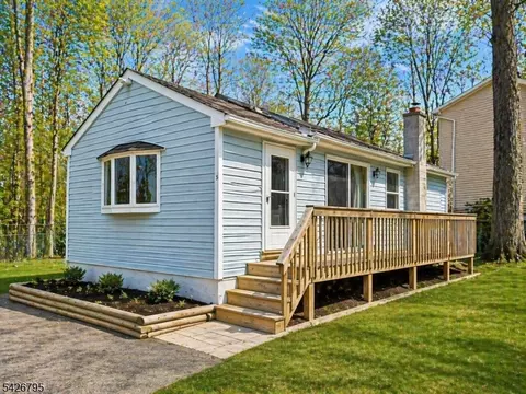 5 Geneva Trl, Hopatcong, NJ 07843