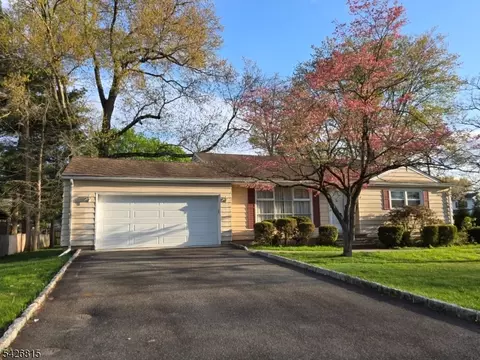 11 White Birch Ave, Pompton Plains, NJ 07444