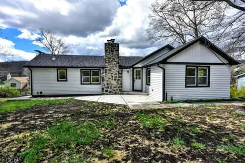 56 Lake Shore Rd E, Stockholm, NJ 07460