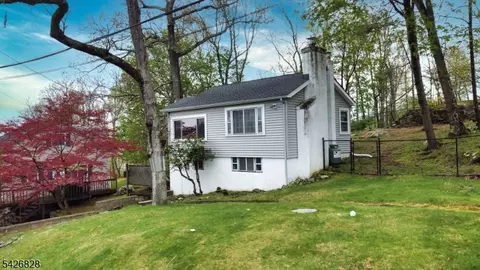 36 Wildwood Shores Dr, Hopatcong, NJ 07843