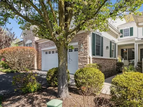 17 Pacio Ct, Roseland, NJ 07068