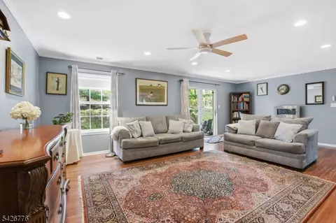 162 Vista Dr #162, Cedar Knolls, NJ 07927