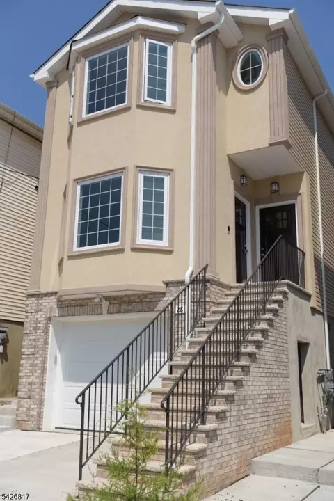 28 Davis St, Harrison, NJ 07029