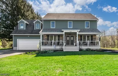 8 E Gate Dr, Glenwood, NJ 07418