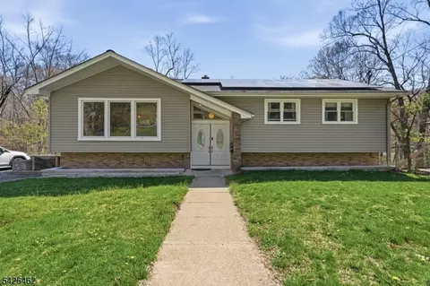 15 Valley Trl, Oak Ridge, NJ 07438