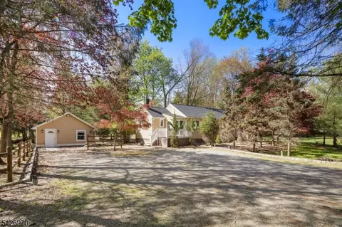 10 Old Stone Church Rd, Upper Saddle River, NJ 07458