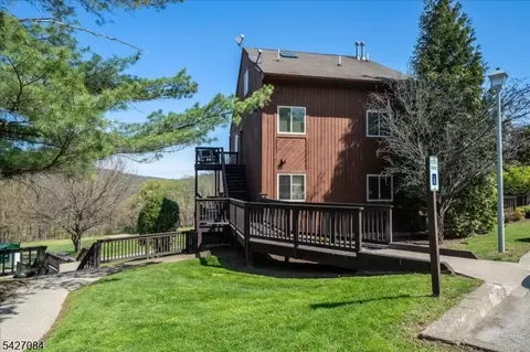 6 Falkenstein Dr UNIT 8, Vernon, NJ 07462