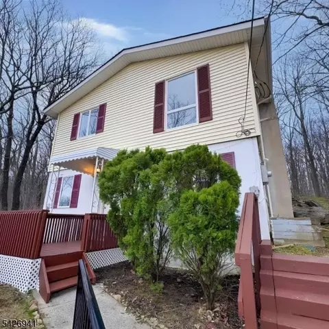 17 Clover Ter, Lake Hopatcong, NJ 07849