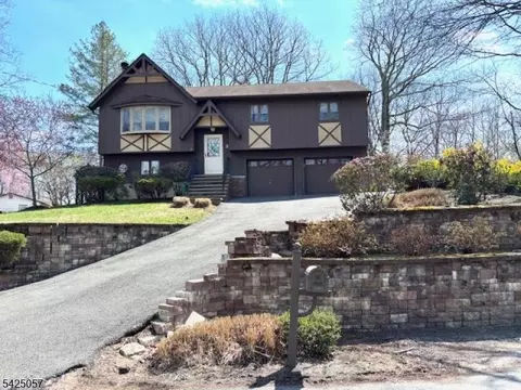 8 Loyola Ct, Hopatcong, NJ 07843