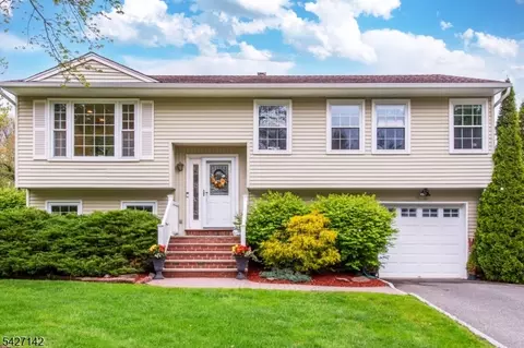 900 Sioux Ave, Lake Hiawatha, NJ 07034