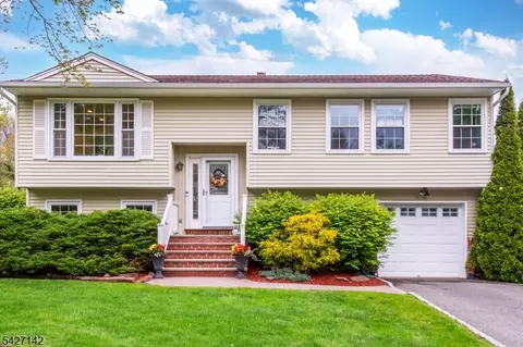 900 Sioux Ave, Lake Hiawatha, NJ 07034