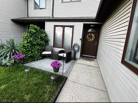 4 Peach Ct, Flemington, NJ 08822