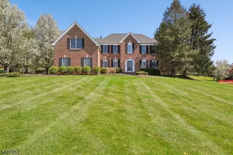 5 Hidden Valley Way, Asbury, NJ 08802