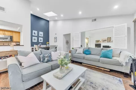 33 Foxwood Ct, Bedminster, NJ 07921