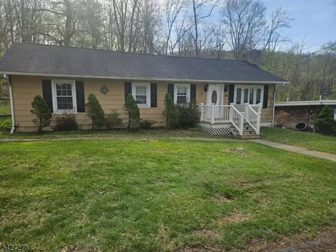 19 Pine Dr, Belvidere, NJ 07823