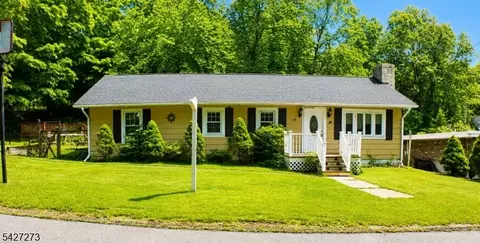 19 Pine Dr, Belvidere, NJ 07823