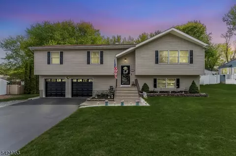 64 Stonehenge Dr, Phillipsburg, NJ 08865
