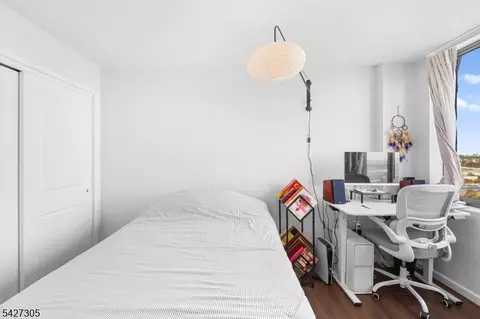 2005 Harmon Cove Tower, Secaucus, NJ 07094