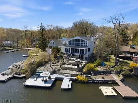 105 Maxim Dr, Hopatcong, NJ 07843