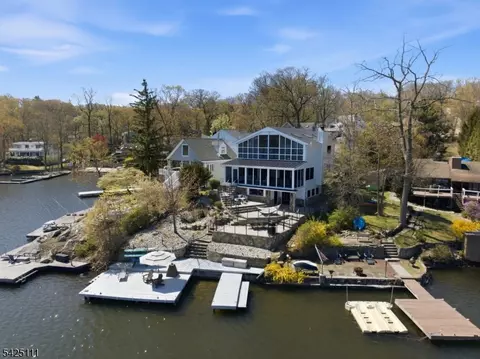 105 Maxim Dr, Hopatcong, NJ 07843