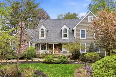 7 Trotters Ln, Mahwah, NJ 07430