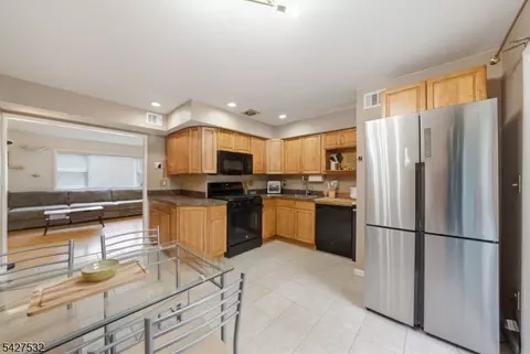 187 Evergreen Rd #4A, Edison, NJ 08837