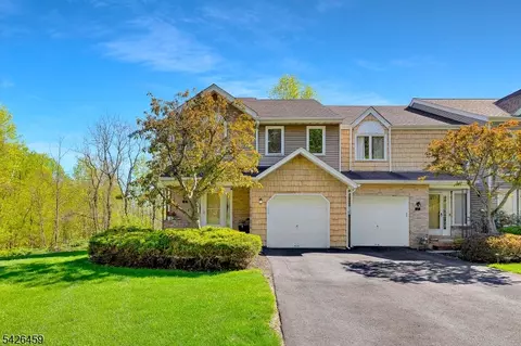 11 Edgefield Dr, Morris Plains, NJ 07950