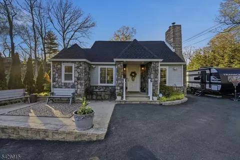 101 Pitney Rd, Andover, NJ 07821