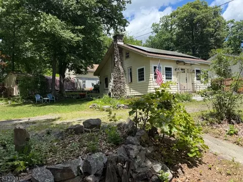 29 Lakeside Rd, Hewitt, NJ 07421