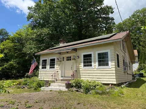 29 Lakeside Rd, Hewitt, NJ 07421