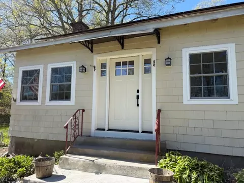 29 Lakeside Rd, Hewitt, NJ 07421